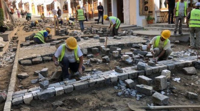 Transformimi i Gjirokastres: Vijon puna me intensitet per shtrimin e kalldremeve